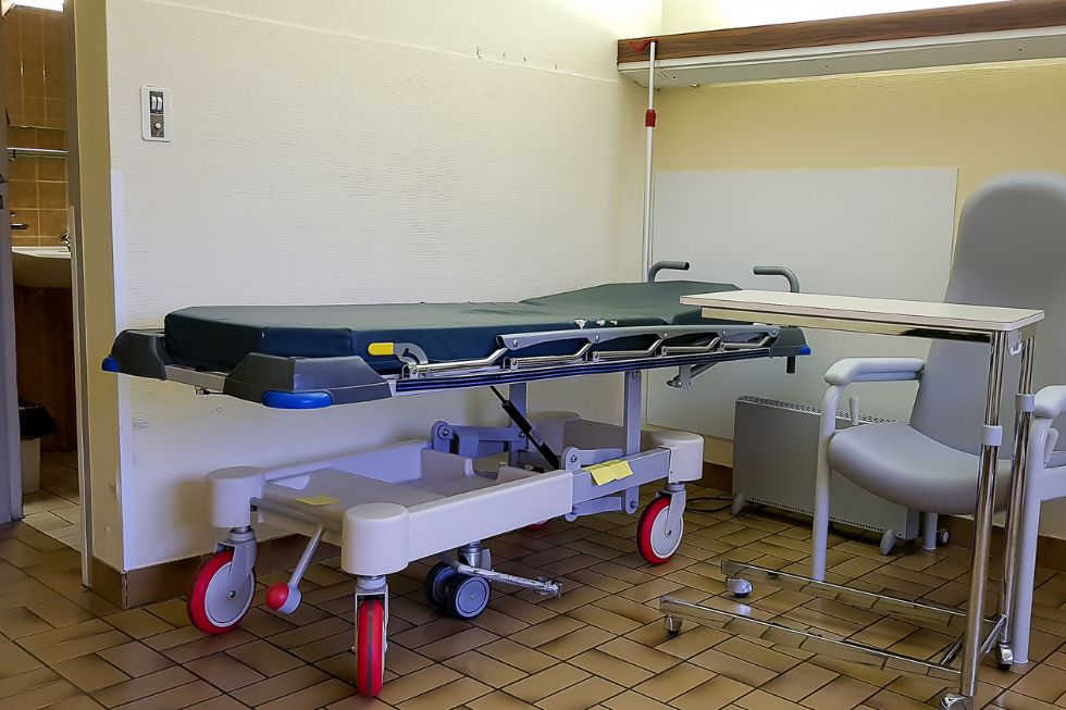 Healthcare Equipment: Choosing Between Stretchers and Beds